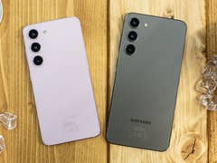 Samsung Galaxy S23 und S23+ auf dem Tisch