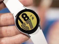 Galaxy Watch 4  von vorne in einer Hand gehalten