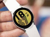 Galaxy Watch 4  von vorne in einer Hand gehalten