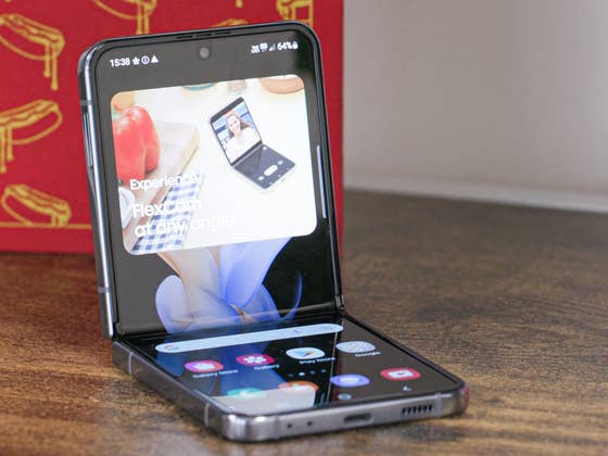 Samsung Galaxy Z Fold 5 und Z Flip 5 mit Lasche zum einfacheren Akku-Tausch