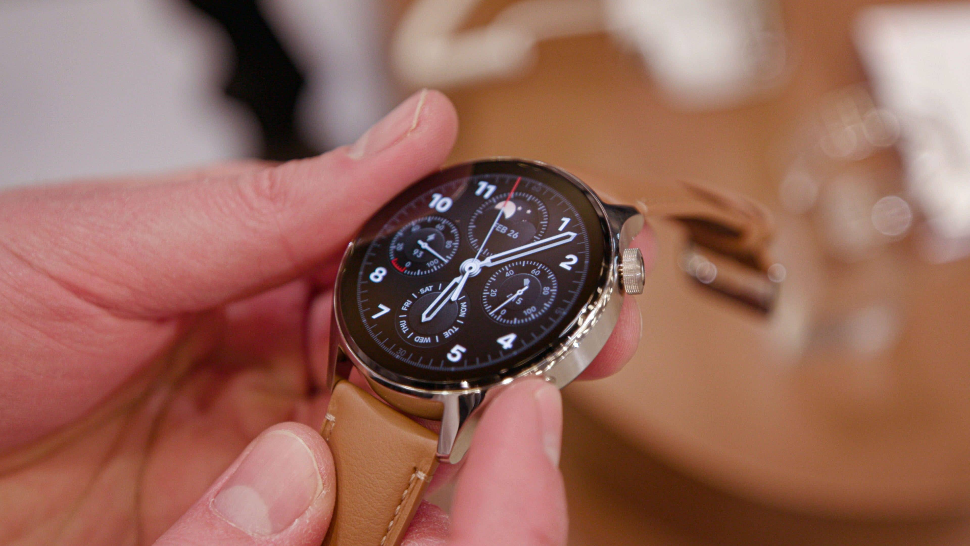 Rechts an der Xiaomi Watch S1 Pro befinden sich eine digitale Krone sowie eine Aktionstaste. Xiaomi Watch S1 Pro rechte Seite mit zwei Bedienelementen