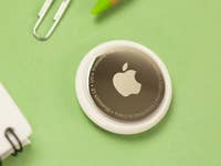 Apple AirTag auf grünem Hintergrund