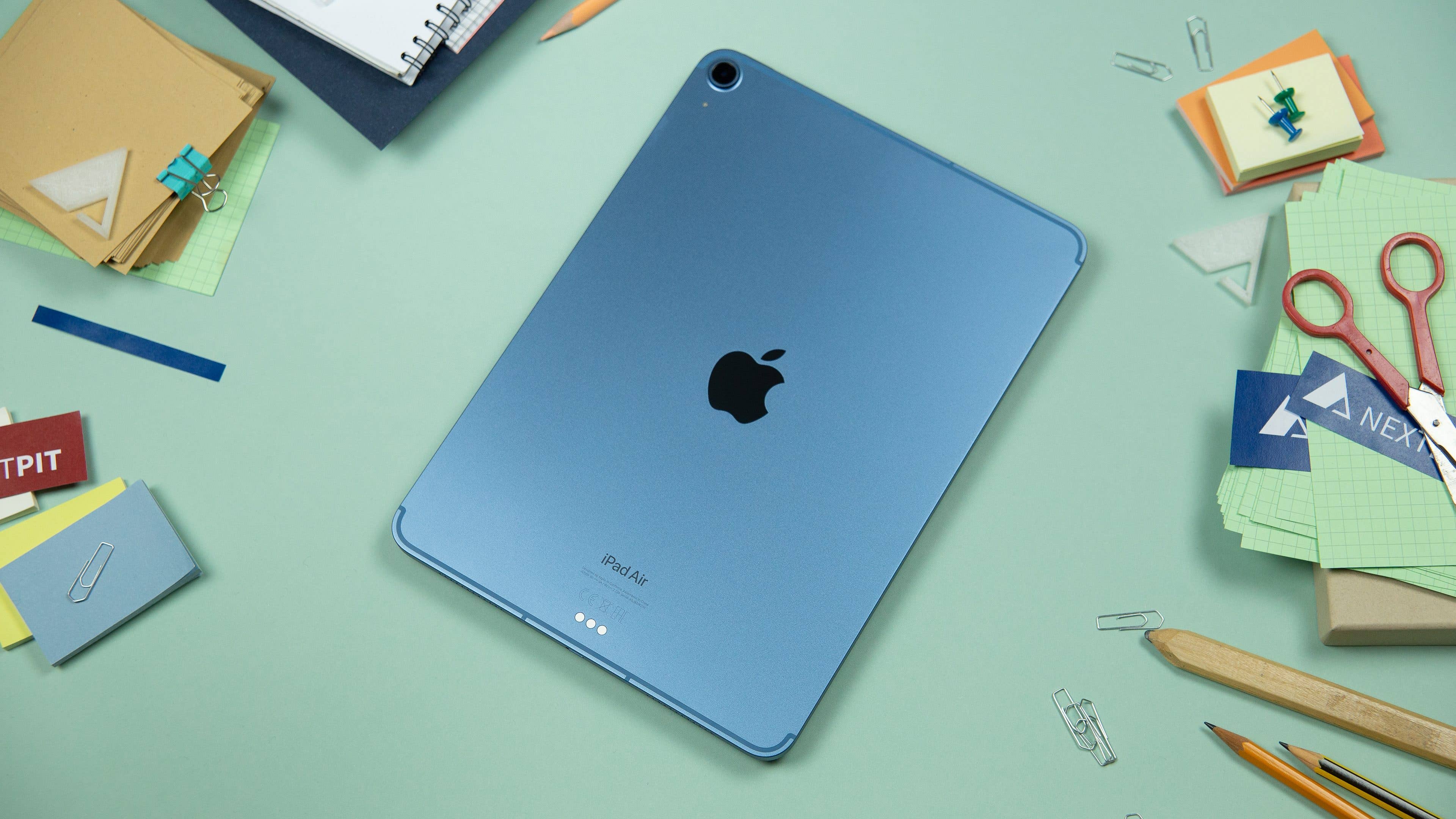 Die neue blaue Farbe gefällt mit der schönen Rückseite sehr gut. iPad Air liegt mit der blauen Rückseite nach oben auf dem Tisch.