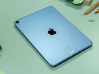 Das Apple iPad Air 2022 liegt in der Farbe Blau auf einem Tisch.