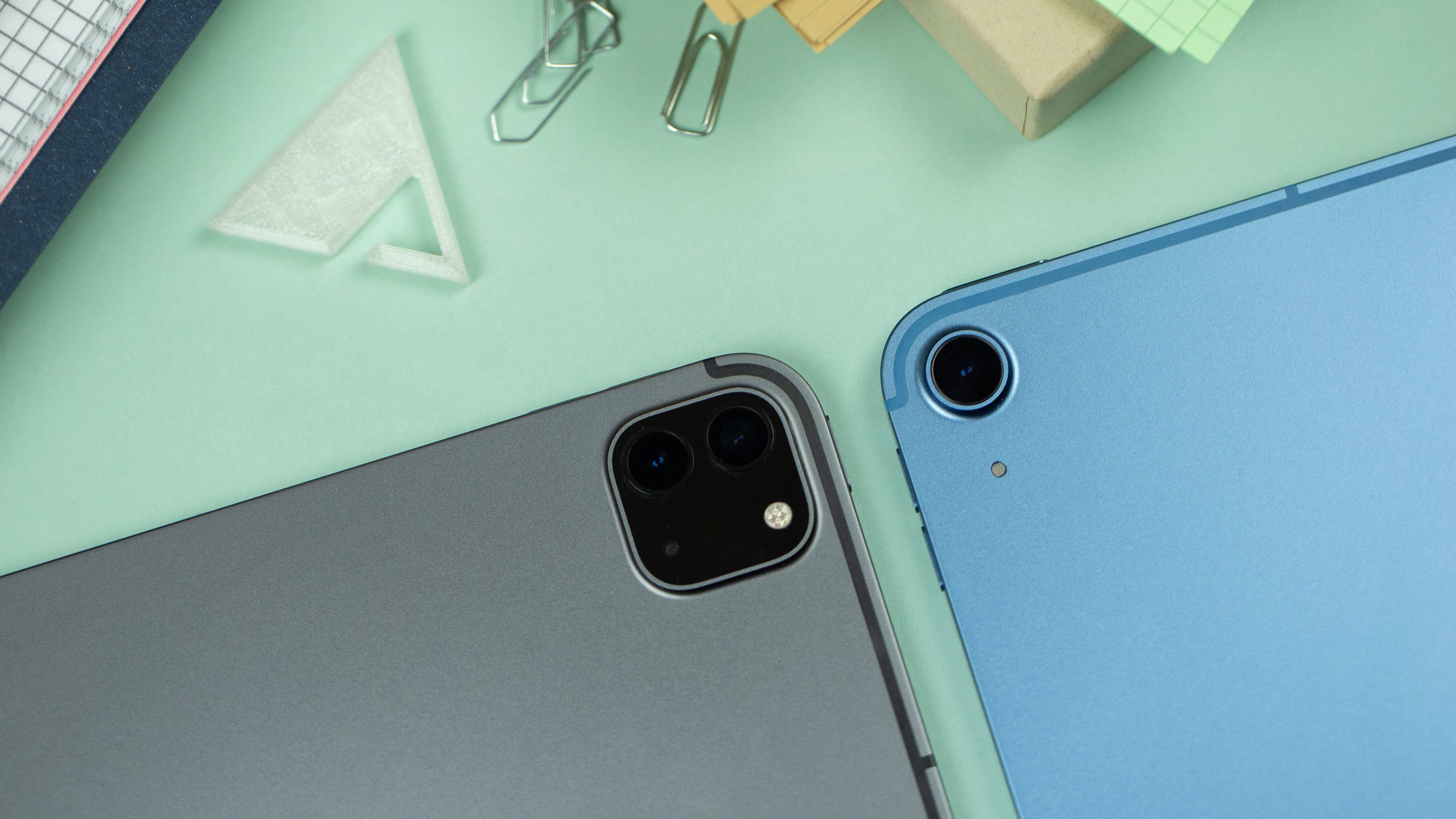 Das iPad Pro auf der linken Seite und das iPad Air auf der rechten Seite. Blick auf die Kamerasektionen des iPad Pro und iPad Air