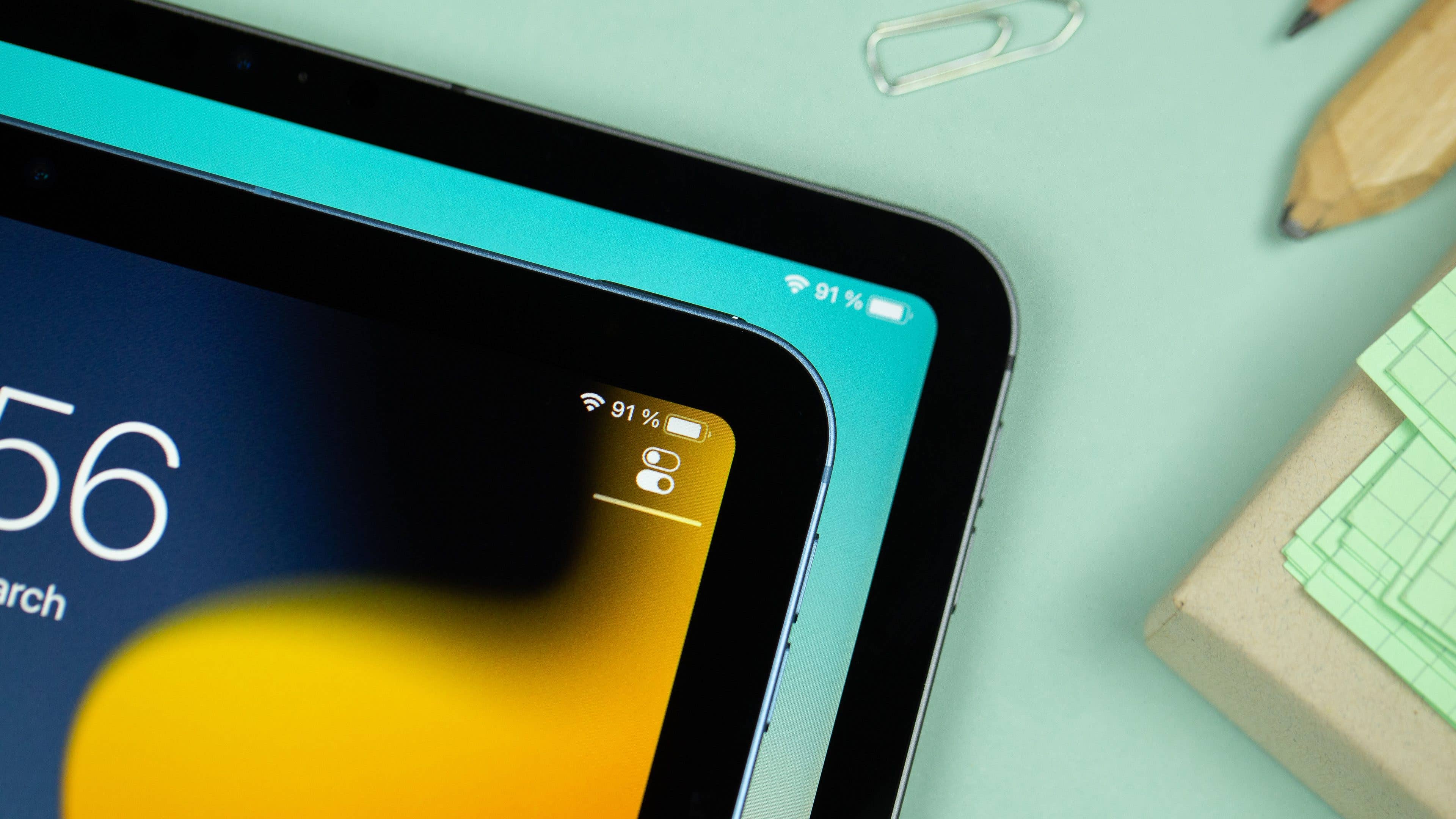 Wenn ihr genau hinschaut, könnt ihr sehen, dass die Ränder des iPad Pro (Rückseite) etwas kleiner sind. Apple iPad Air und iPad Pro im direkten Vergleich