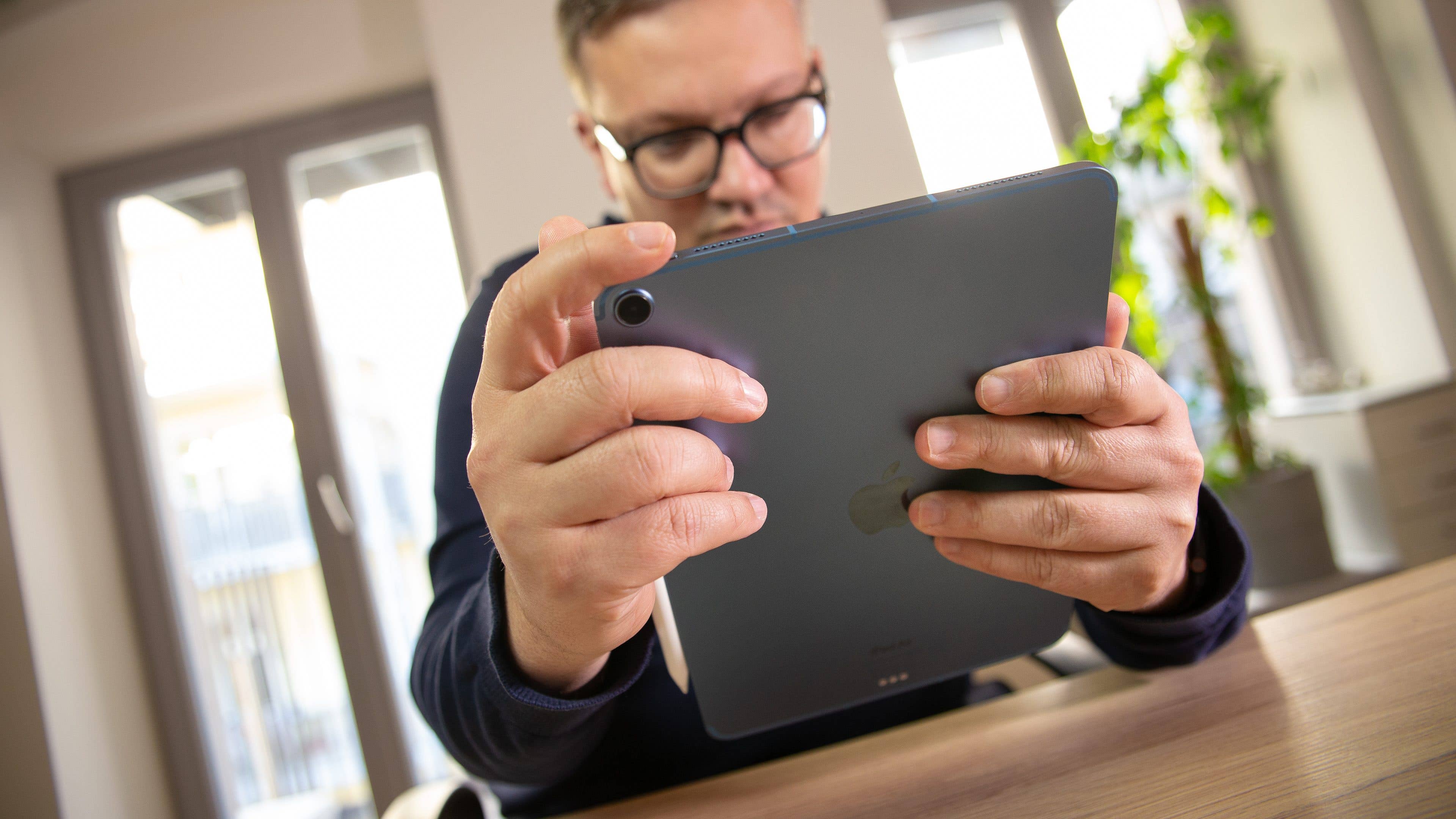 Das iPad Air lässt sich auch prima als Every-Day-Device nutzen. Fabi sitzt mit iPad Air in der Hand am Schreibtisch