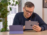 Fabi arbeitet am Schreibtisch mit dem iPad