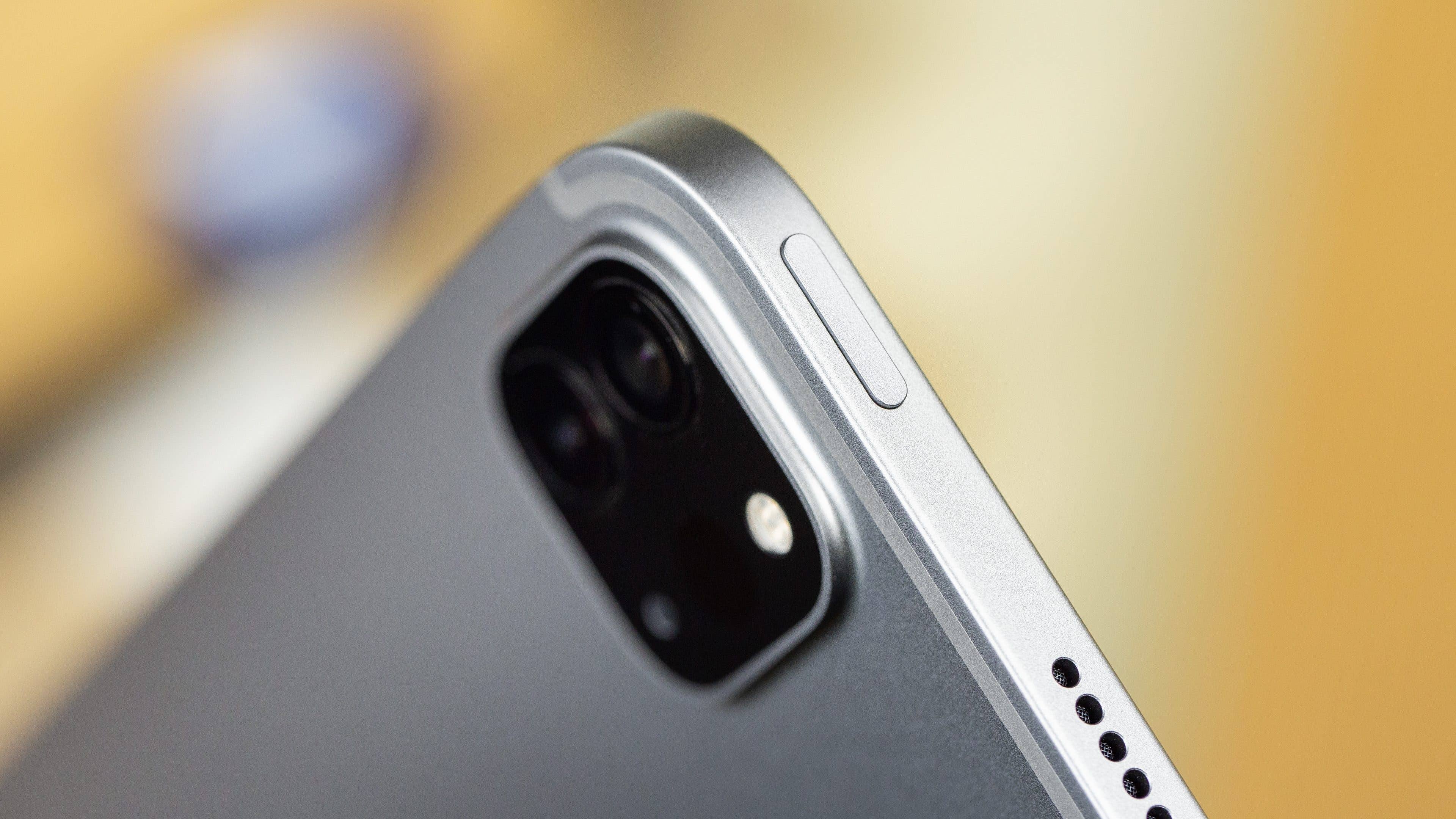 Das iPad Pro ist extrem solide gebaut und toll verarbeitet. Apple iPad Pro (2022) von der Seite