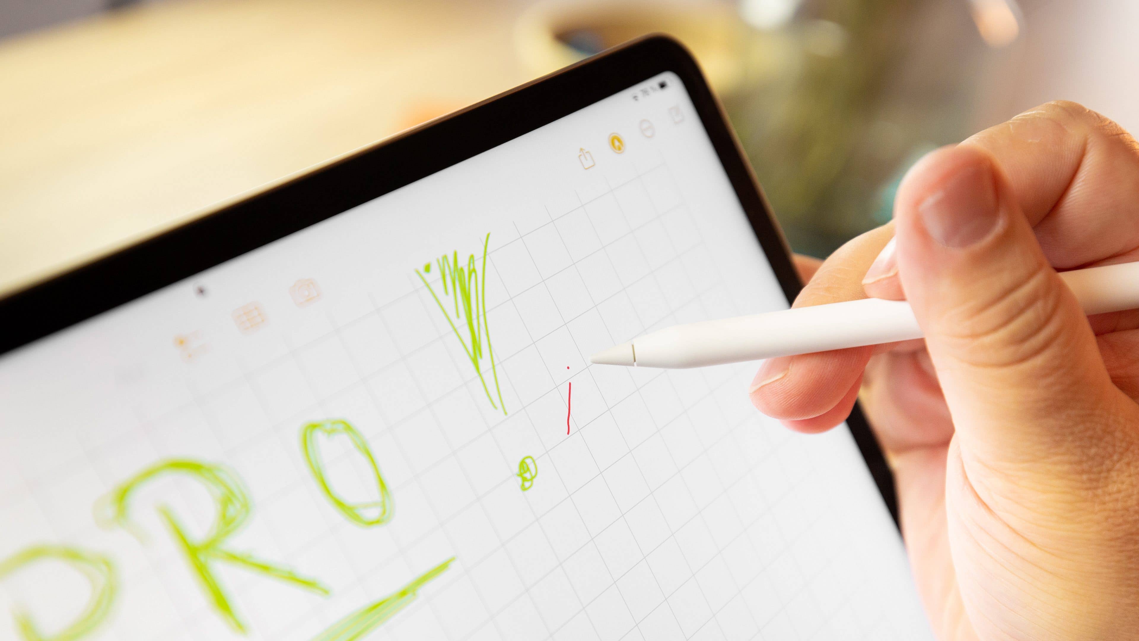 Der Apple Pencil 2 zeigt beim iPad Pro 2022 auch schon vor der Berührung an, was zu erwarten ist. Der Apple Pencil 2 zeigt beim iPad Pro 2022 auch schon vor der Berührung an, was zu erwarten ist.