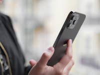 Camila, die das iPhone 13 Pro in der Hand hält.