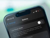Ein iPhone 13, auf dem der Energeisparmodus aktiviert wird.