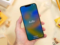 Display des Apple iPhone 14 in Gelb