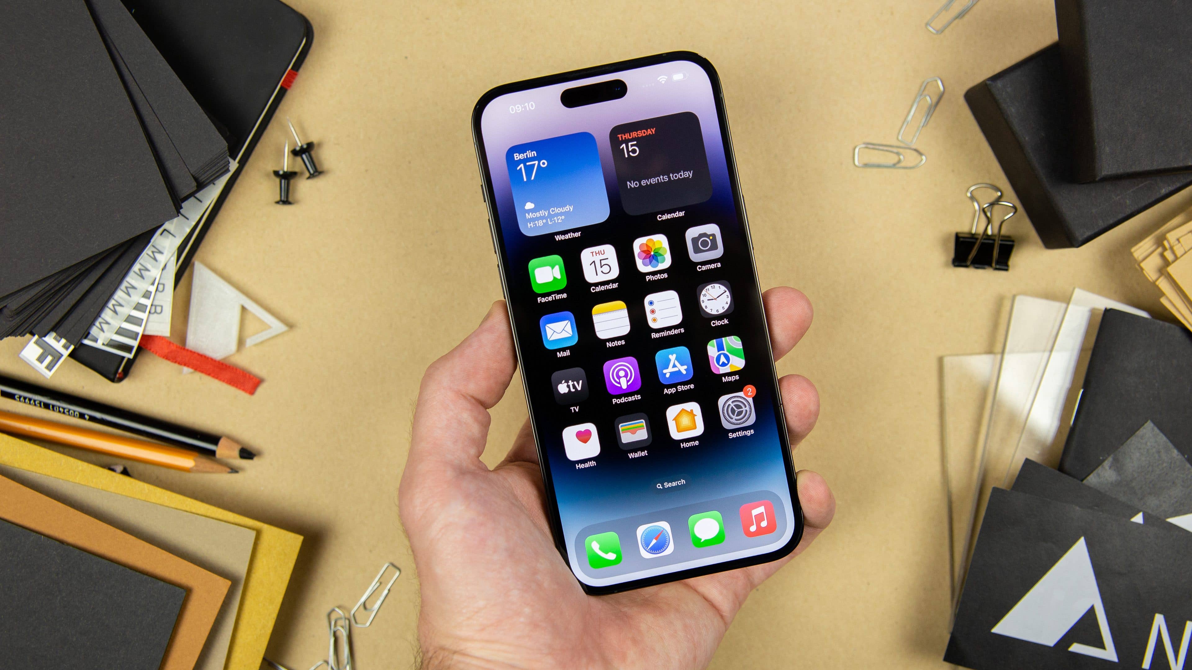 iPhone 14 Pro Max von vorne, in der Hand gehalten