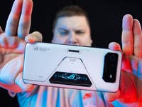 Antoine, der das ROG Phone 6 Pro in die Kamera hält.