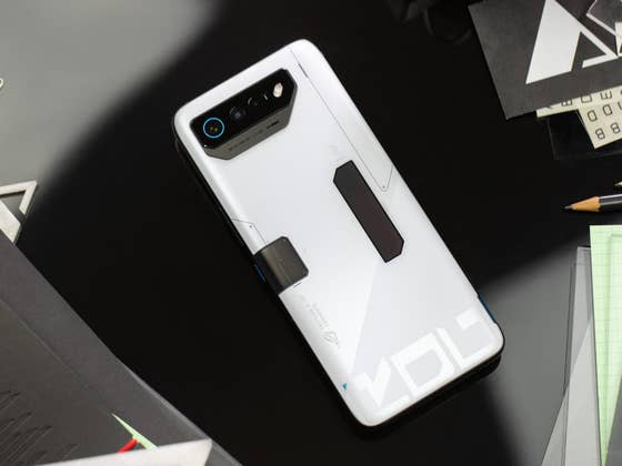 Asus ROG Phone 7 Ultimate im Test: Der K&ouml;nig des Gaming, aber wo sind seine Untertanen?