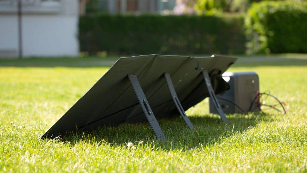 Bluetti PV200 von Hinten mit Standfüßen