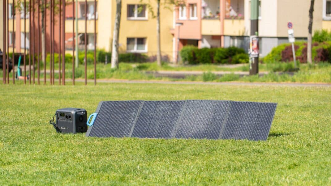 Bluetti PV200 Solarpanel ausgeklappt mit Powerstation