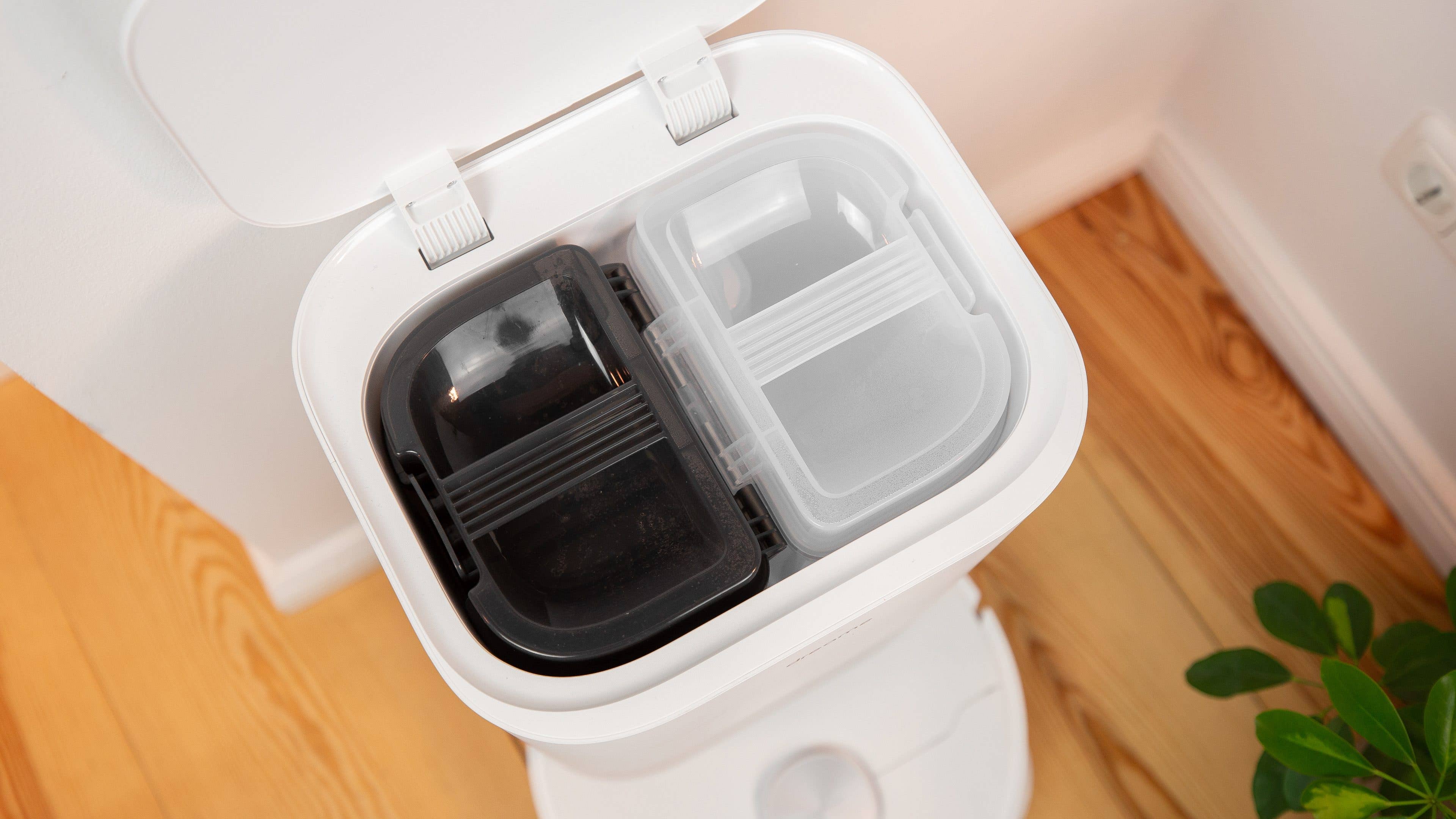 Dreame L10 Ultra Basisstation Blick auf die Wassertanks