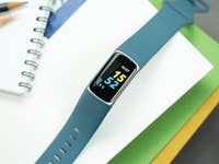 Fitbit Charge 5 auf Tisch