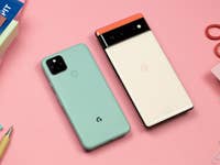 Blick auf die Rückseiten von Google Pixel 5 und Pixel 6