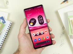 Google Pixel 7 in einer Hand gehalten