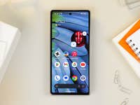 Das Pixel 7aa von vorn, auf einem Tisch liegend