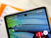 Pixel 7a von vorne miit Blick aufs Punch Hole im Display