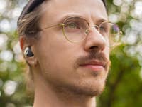 Ben mit den Google Pixel Buds Pro im Uhr.