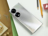 Honor 70 liegt mit Rückseite nach oben auf dem Schreibtisch