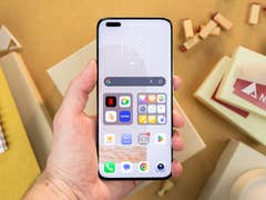 Honor Magicd 5 Pro von vorn, in der Hand gehalten