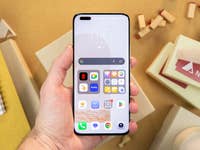 Honor Magicd 5 Pro von vorn, in der Hand gehalten