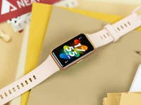 Das Huawei Band 7mit eingeschaltetem Display liegt auf einem Tisch