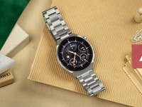 Huawei Watch GT 3 Pro Titanium Edition auf einem Tisch