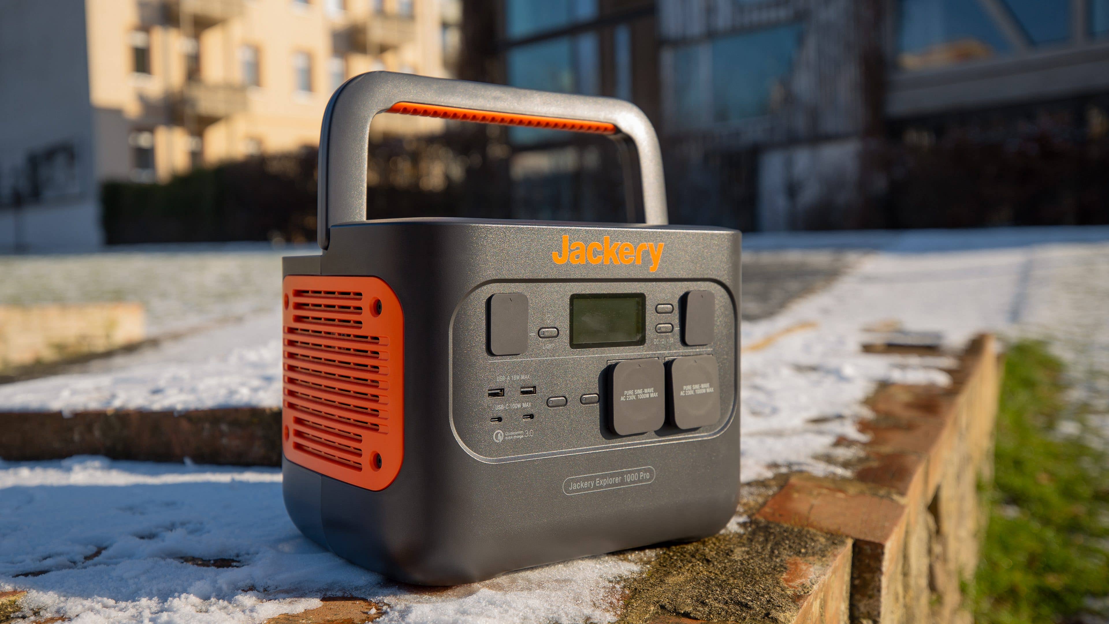 Jackery Explorer 1000 Pro Blick auf Display und Lüftungen