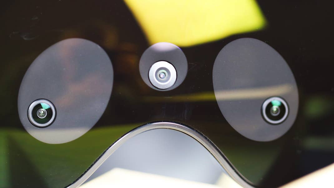 An der Außenseite des Meta Quest Pro sind insgesamt vier 6DoF- MaTT zeigt die Meta Quest Pro