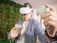 MaTT trägt die Meta Quest 2 und spielt in der VR.