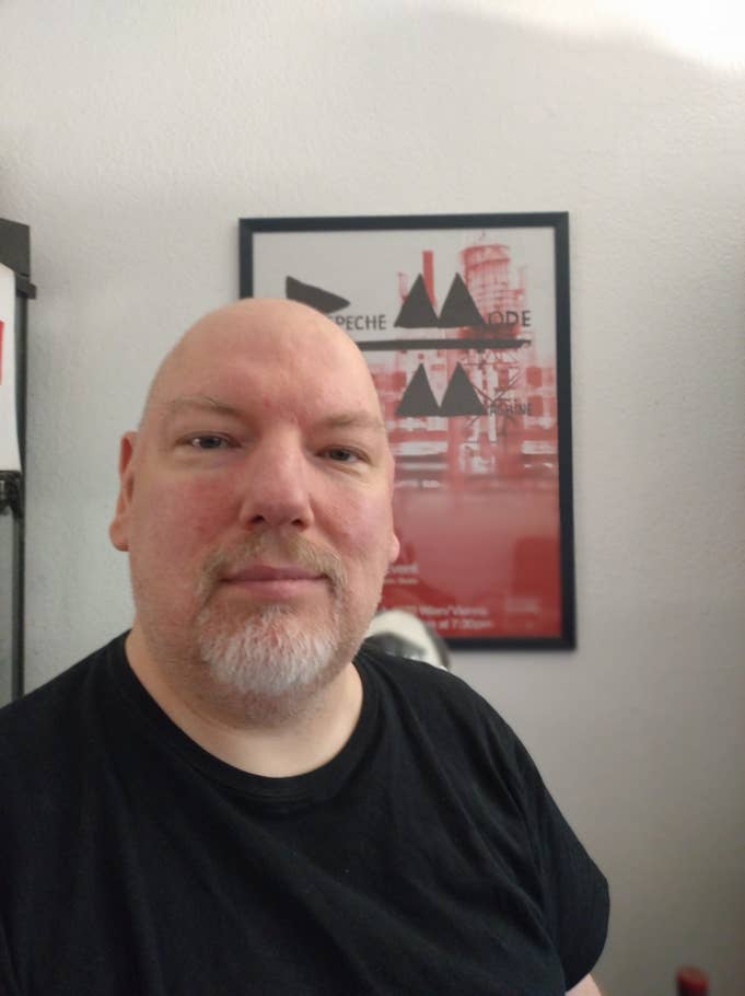 Und nochmal ein Selfie von mir vor dem Depeche-Mode-Poster