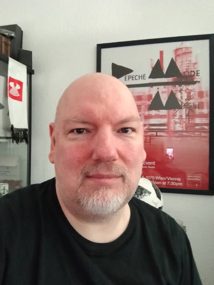 Selfie von mir vor einem Depeche-Mode-Poster