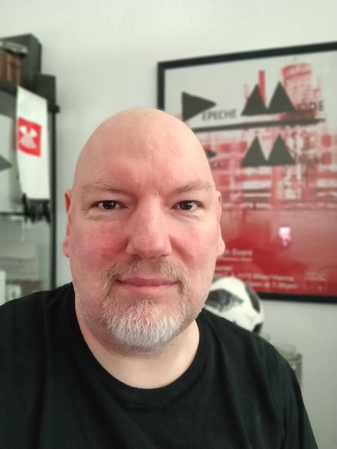 Selfie von mir vor einem Depeche-Mode-Poster