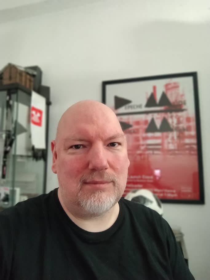 Selfie von mir vor einem Depeche-Mode-Poster