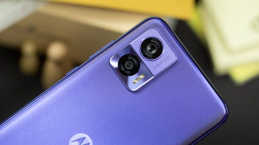 Der Kamerateil ragt weit hervor. Davon ab gefällt mir die matte Rückseite sehr. Motorola Edge 30 Neo von hinten