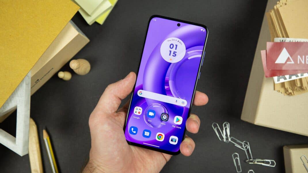 Die Pantone-Farbe Motorola Edge 30 Neo von vorne