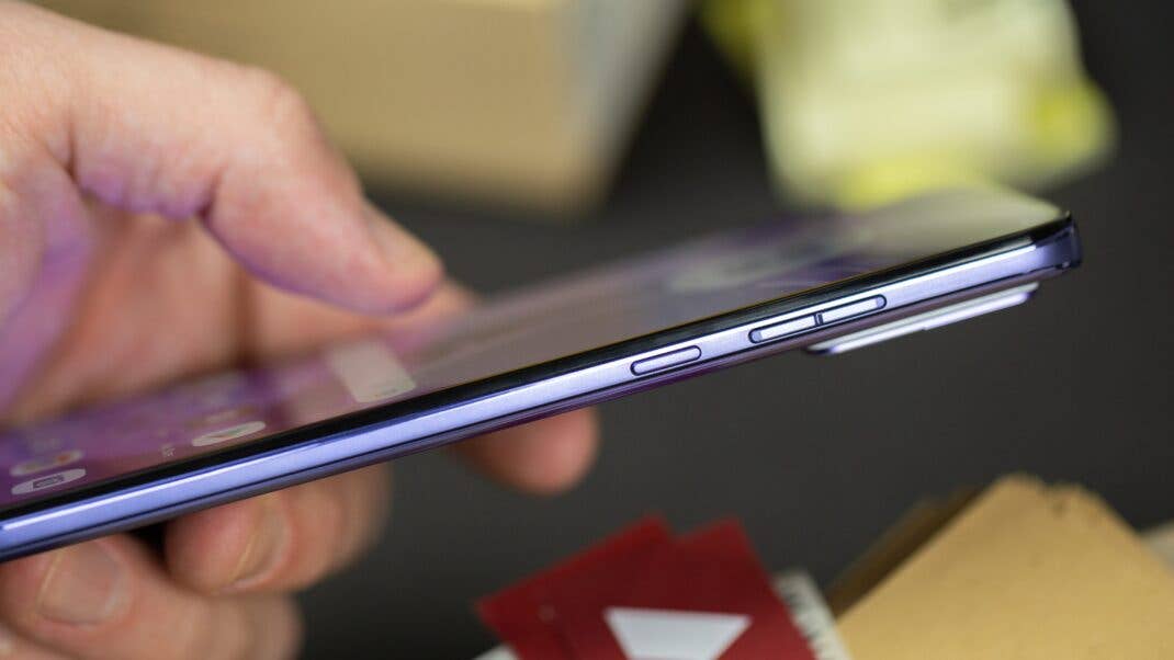 Das Edge 30 Neo ist mit 7,75 mm sehr dünn geraten. Motorola Edge 30 Neo von der rechten Seite