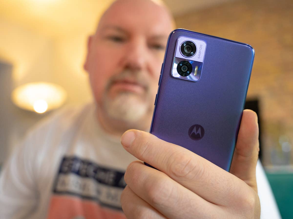 Die Pantone-Farbe hat mir auf Anhieb gefallen. Ich mit dem Motorola Edge 30 Neo