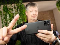 Zu sehen ist das Motorola Edge 30 Ultra mit der ersten 200-Megapixel-Kamera.