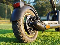 Der untere Teil des Navee-E-Scooters