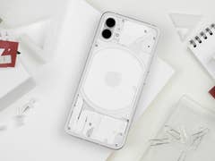 Nothing Phone (1) liegt mit Rückseite nach oben auf einem Schreibtisch