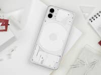 Nothing Phone (1) liegt mit Rückseite nach oben auf einem Schreibtisch