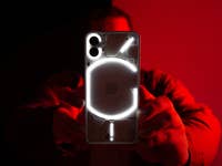 Antoine zeigt im roten Licht stehend die blinkende Rückseite des Nothing Phone (1)